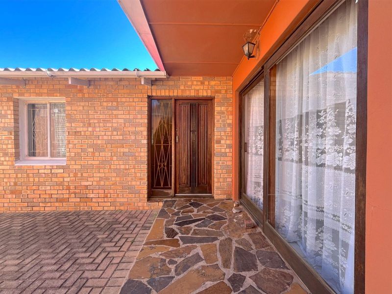 House Pending Sale In Port Elizabeth - Photo 4