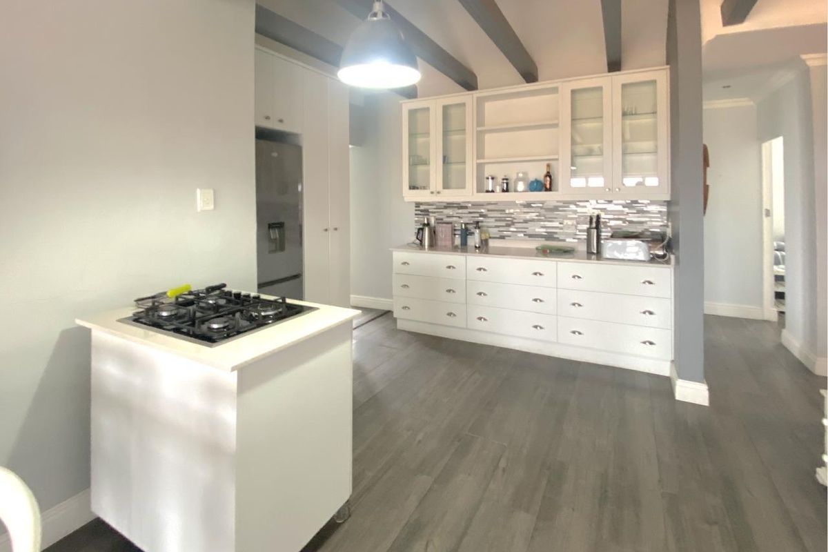 Apartment Rental Monthly In Port Elizabeth - Photo 2