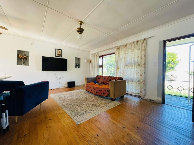 House For Sale In East London - Photo 3