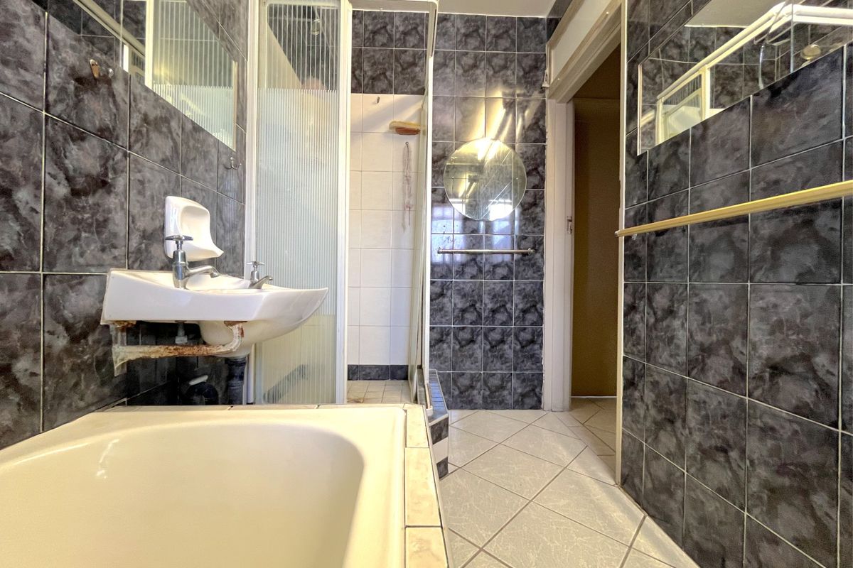 Apartment For Sale In Port Elizabeth - Photo 5