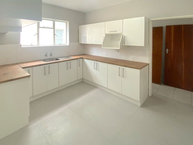 Apartment Rental Monthly In Port Elizabeth - Photo 3