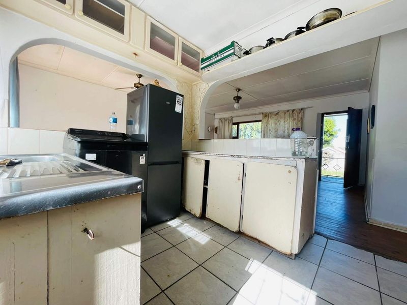 House For Sale In East London - Photo 3