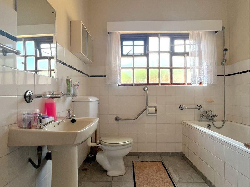 House Pending Sale In Port Elizabeth - Photo 9