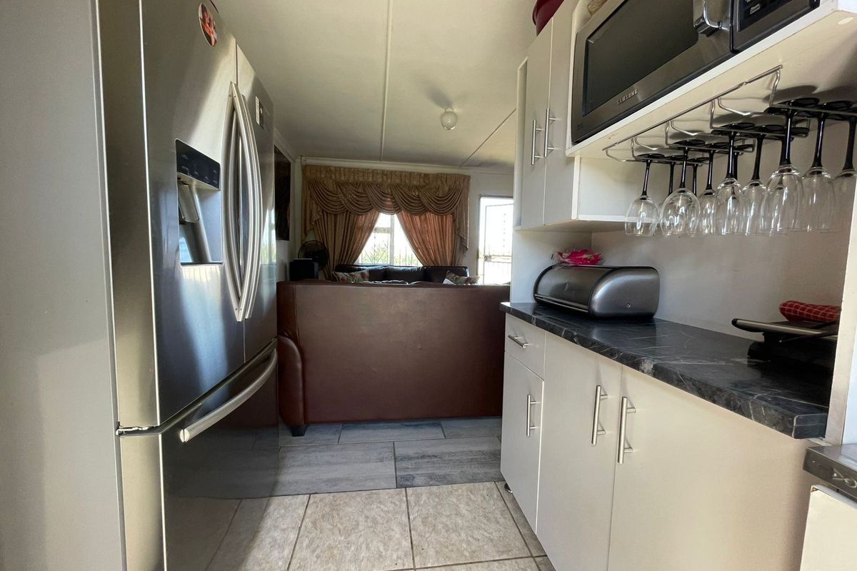 House For Sale In East London - Photo 3