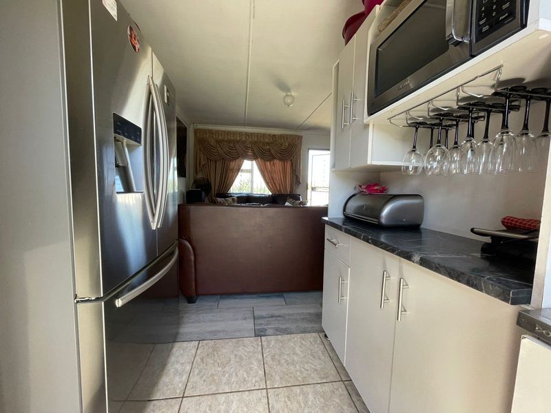 House For Sale In East London - Photo 3