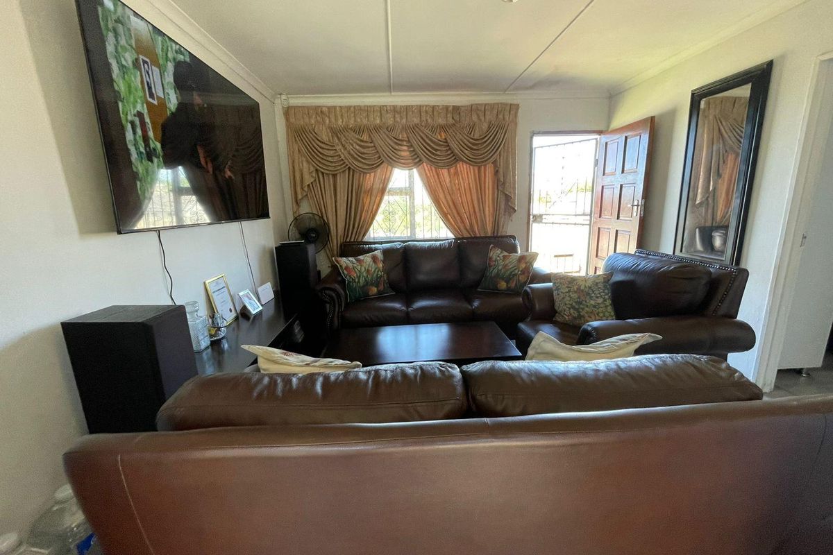 House For Sale In East London - Photo 2