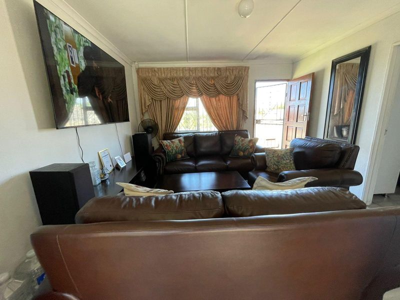 House For Sale In East London - Photo 2