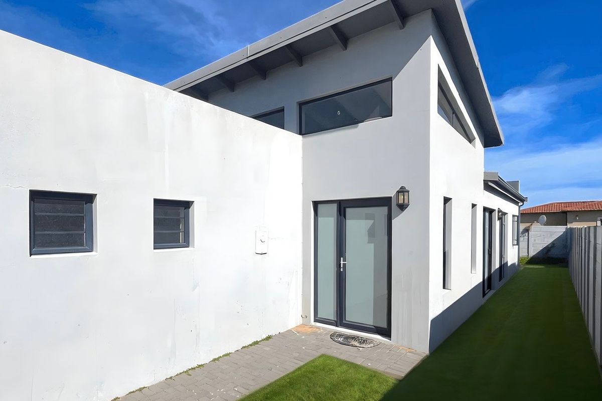 House For Sale In Port Elizabeth - Photo 2