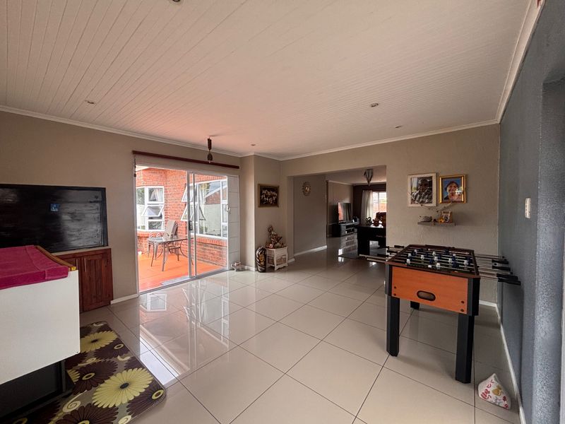 Townhouse For Sale In Port Elizabeth - Photo 2