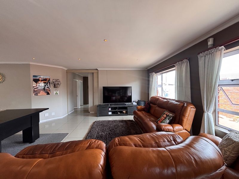 Townhouse For Sale In Port Elizabeth - Photo 6