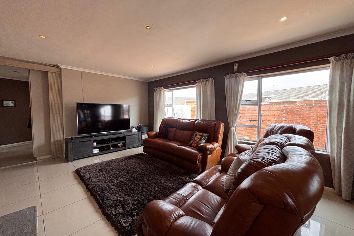 Townhouse For Sale In Port Elizabeth - Photo 5