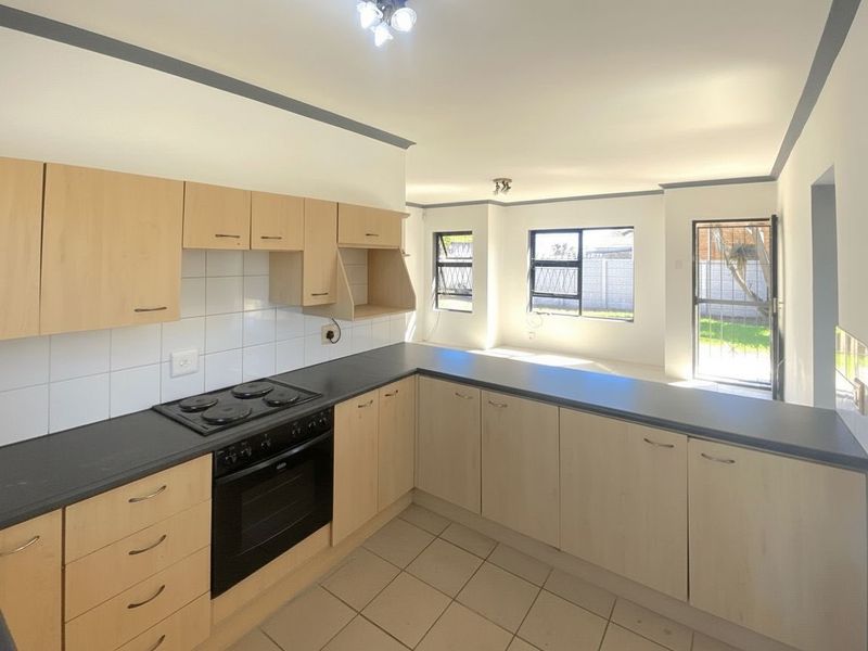 House Pending Sale In Port Elizabeth - Photo 3