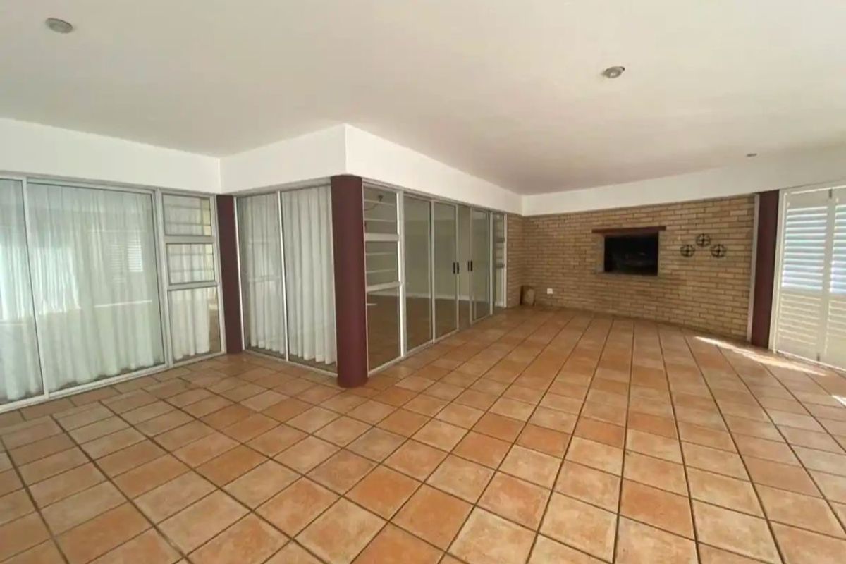 House For Sale In East London - Photo 2