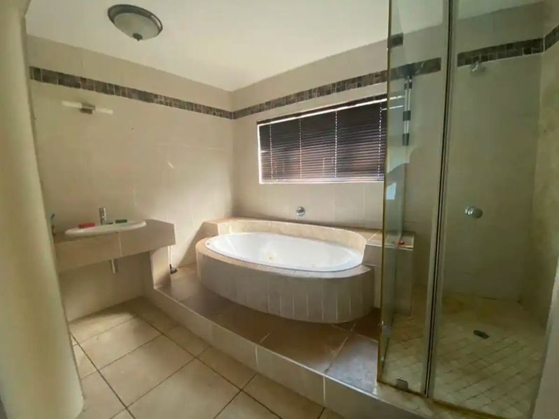 House For Sale In East London - Photo 9