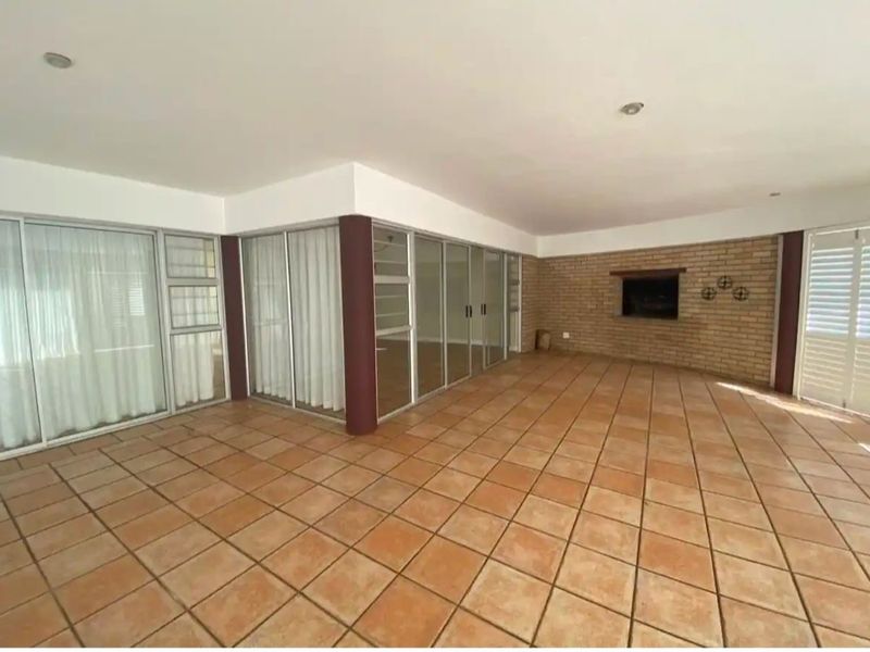 House Rental Monthly In East London - Photo 5