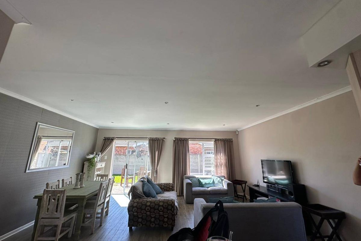 Townhouse Rental Monthly In Port Elizabeth - Photo 4