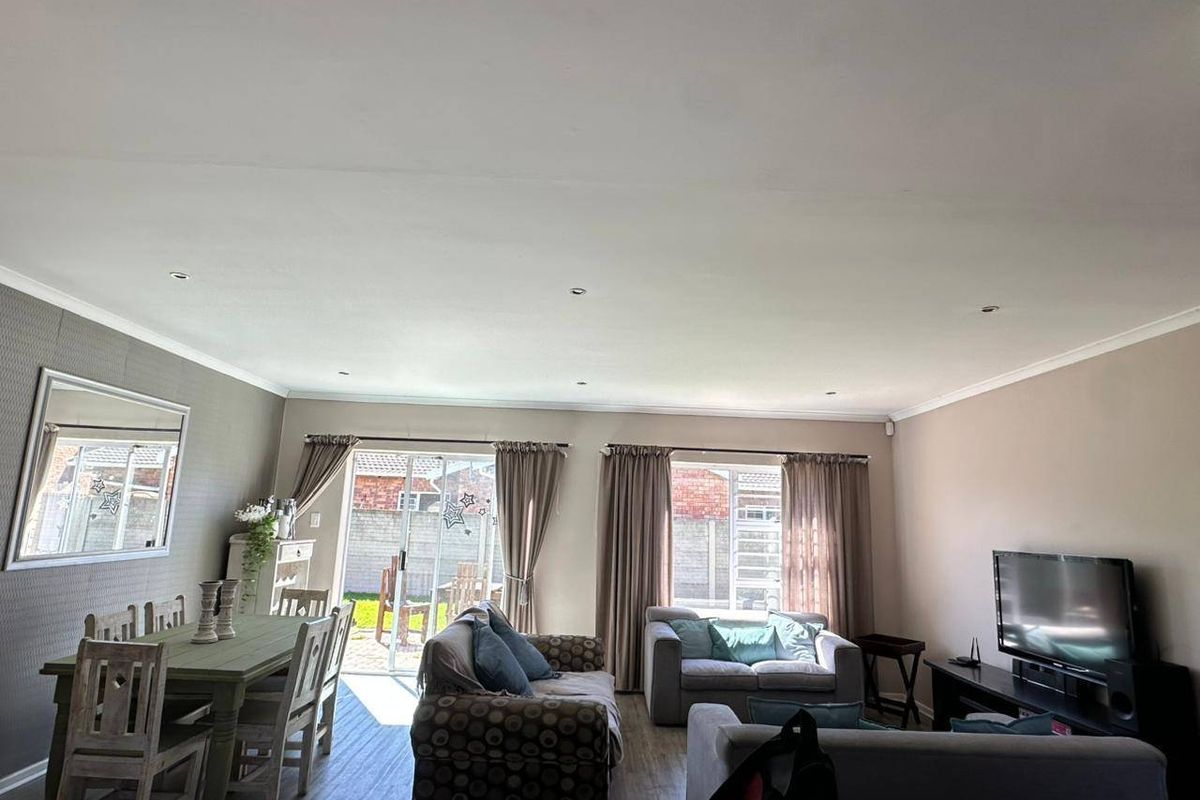 Townhouse Rental Monthly In Port Elizabeth - Photo 2