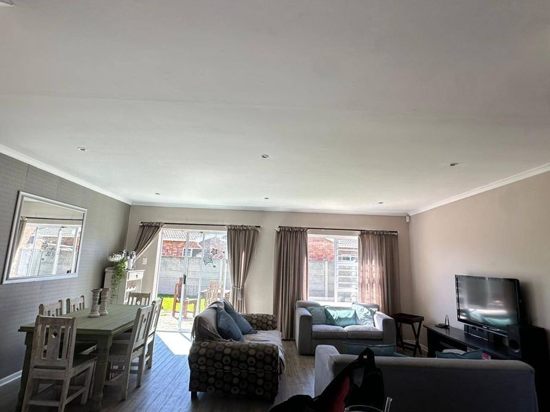 Townhouse Rental Monthly In Port Elizabeth - Photo 2