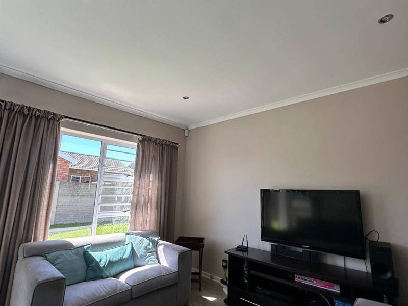 Townhouse Rental Monthly In Port Elizabeth - Photo 3