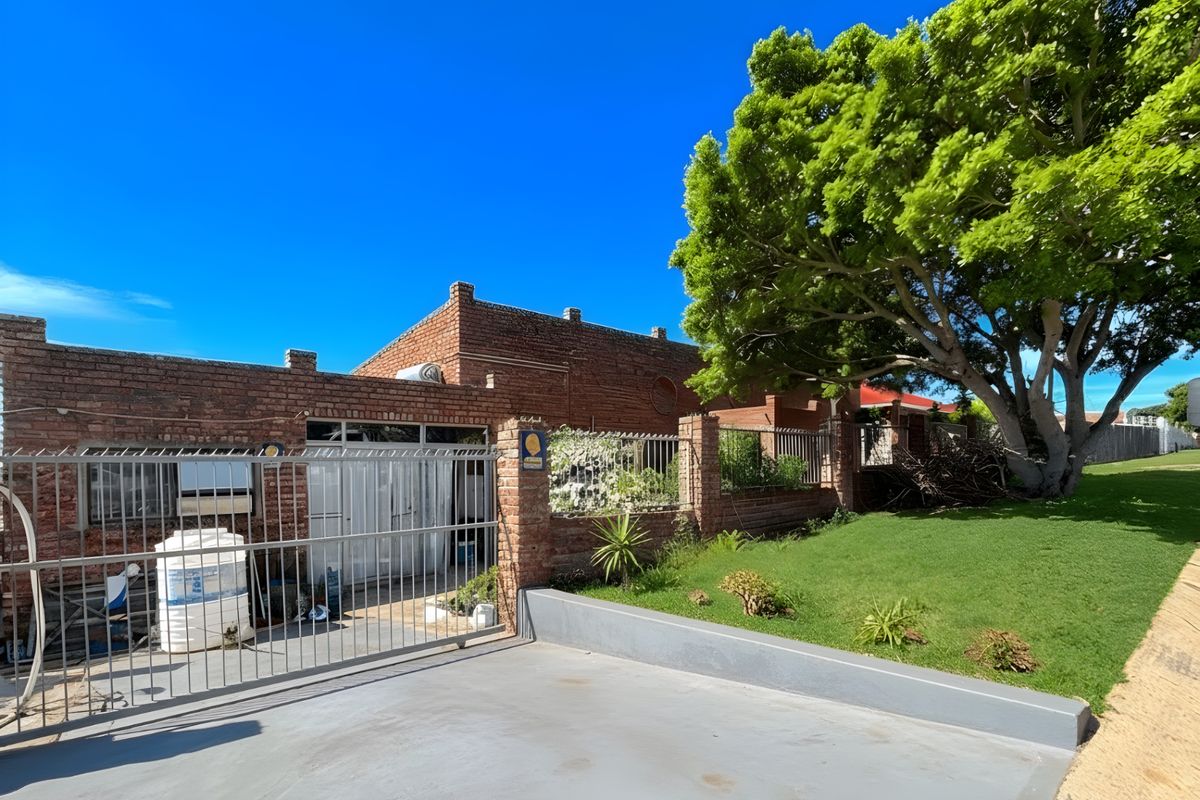 House For Sale In Port Elizabeth - Photo 2