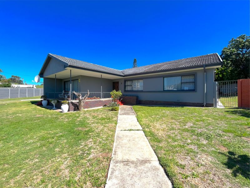 House For Sale In Port Elizabeth - Photo 2