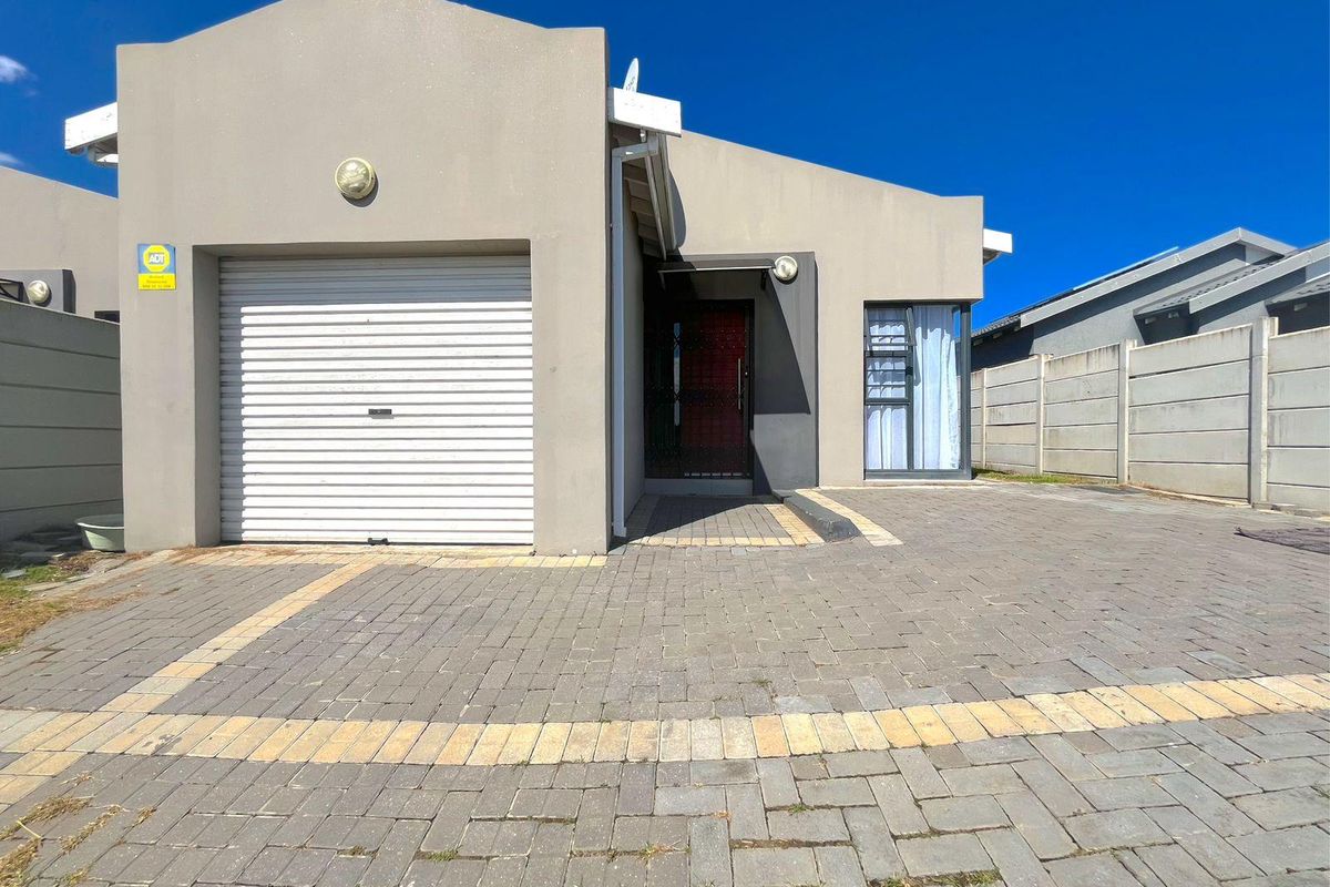 House For Sale In Port Elizabeth - Photo 2