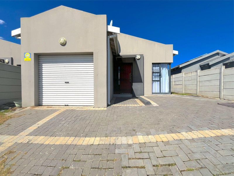 House For Sale In Port Elizabeth - Photo 2