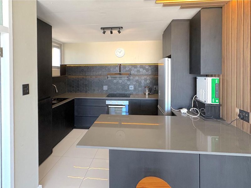 Apartment Rental Monthly In Port Elizabeth - Photo 5