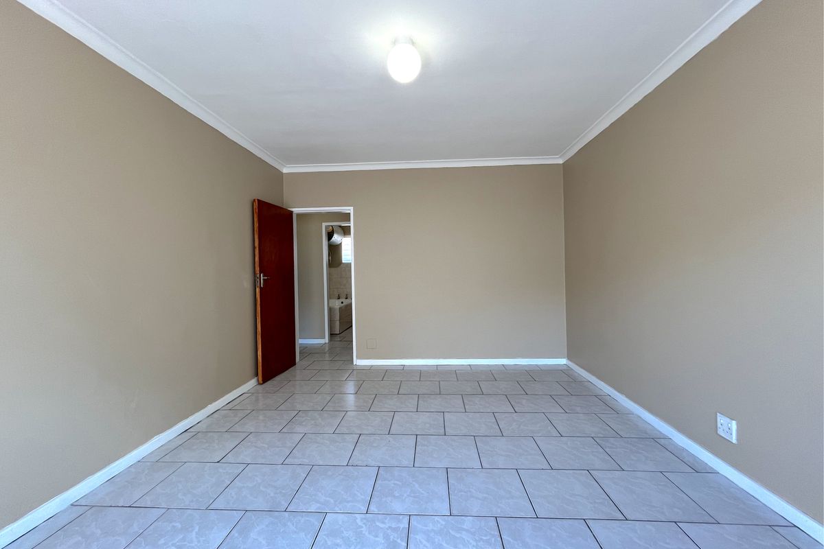 Apartment For Sale In Port Elizabeth - Photo 3