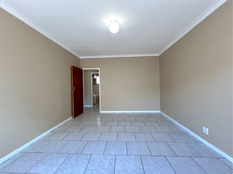 Apartment For Sale In Port Elizabeth - Photo 3