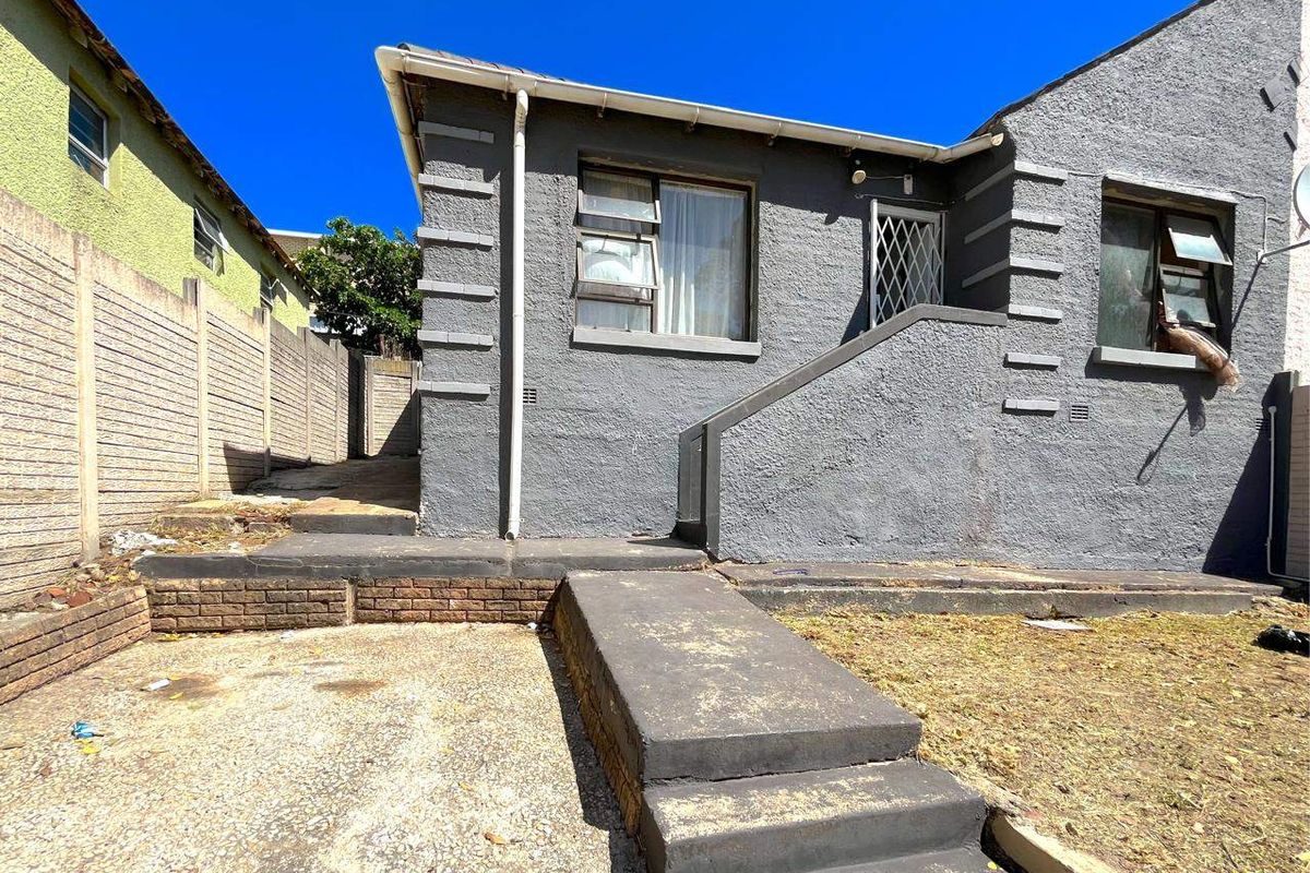 House Pending Sale In Port Elizabeth - Photo 2