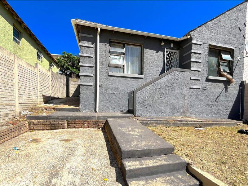 House Pending Sale In Port Elizabeth - Photo 2