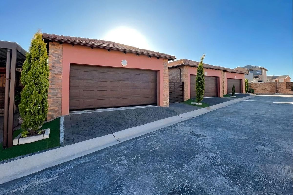 Townhouse Rental Monthly In Port Elizabeth - Photo 2
