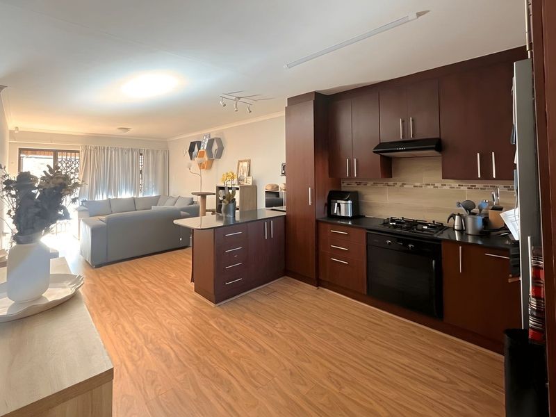 Townhouse Rental Monthly In Port Elizabeth - Photo 4