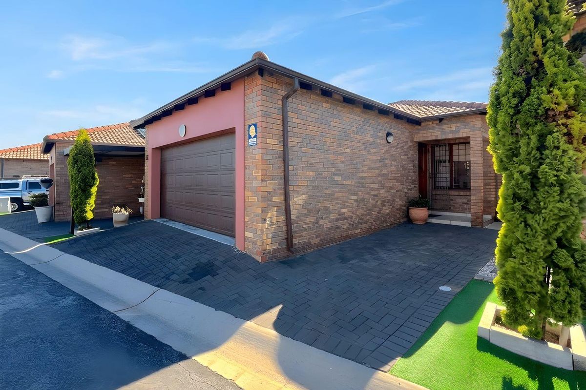 Townhouse Rental Monthly In Port Elizabeth - Photo 3