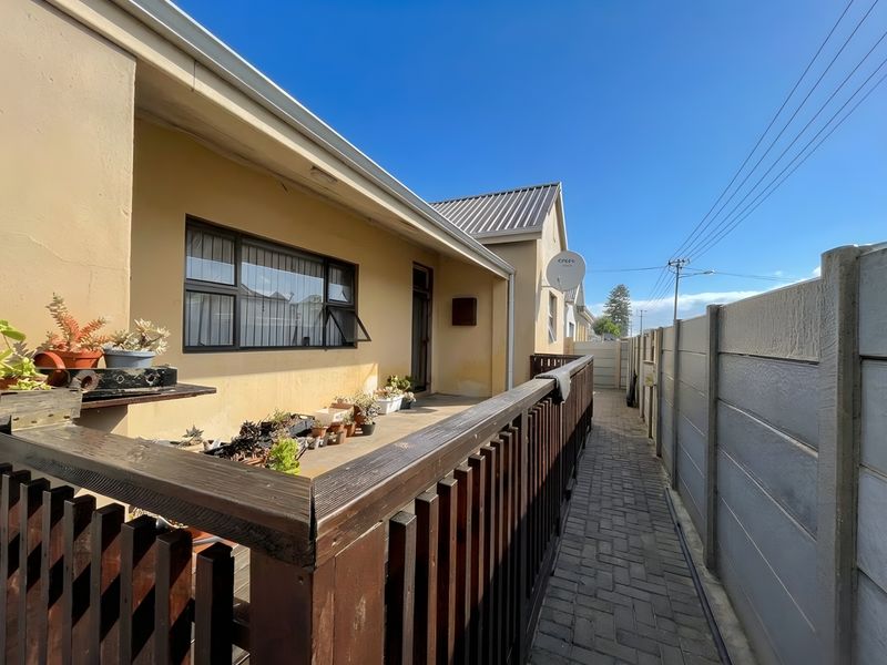 House Pending Sale In Port Elizabeth - Photo 2