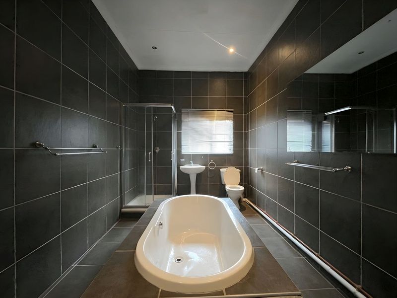House Pending Sale In Port Elizabeth - Photo 10