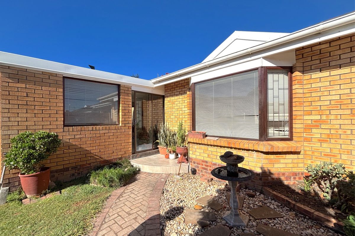 Townhouse For Sale In Port Elizabeth - Photo 2