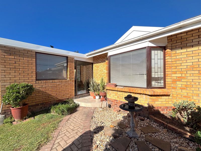 Townhouse For Sale In Port Elizabeth - Photo 2