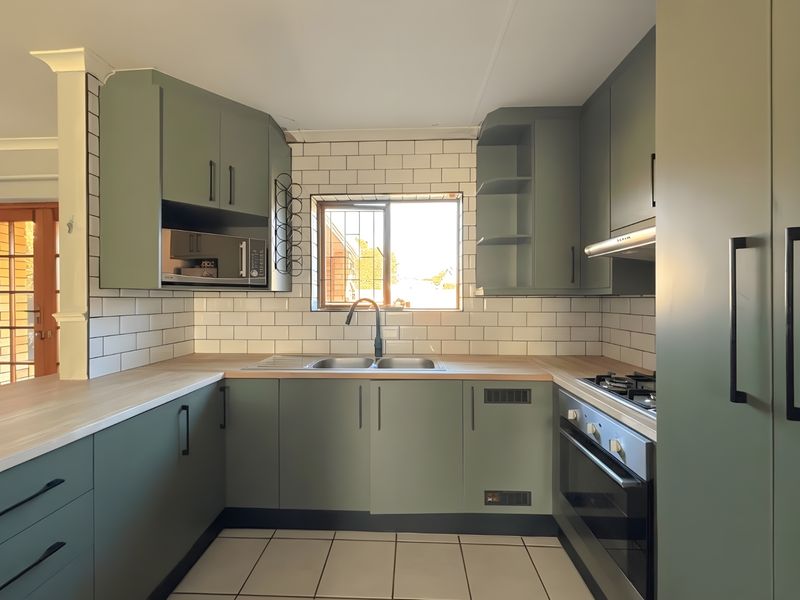 Townhouse For Sale In Port Elizabeth - Photo 5