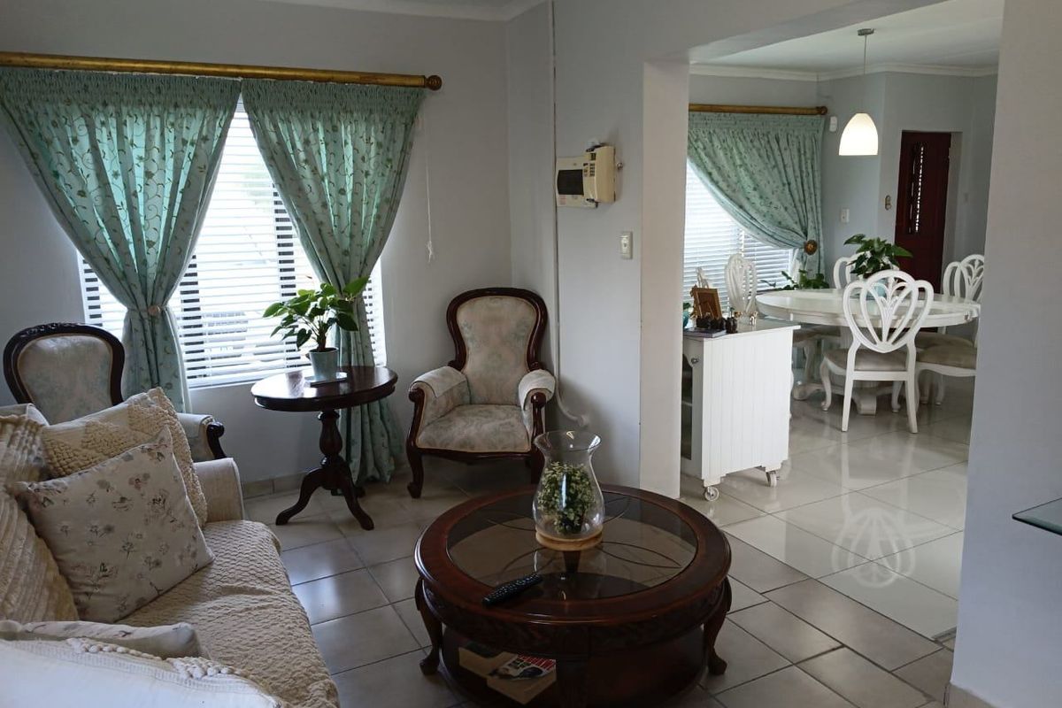 Townhouse For Sale In Port Elizabeth - Photo 2