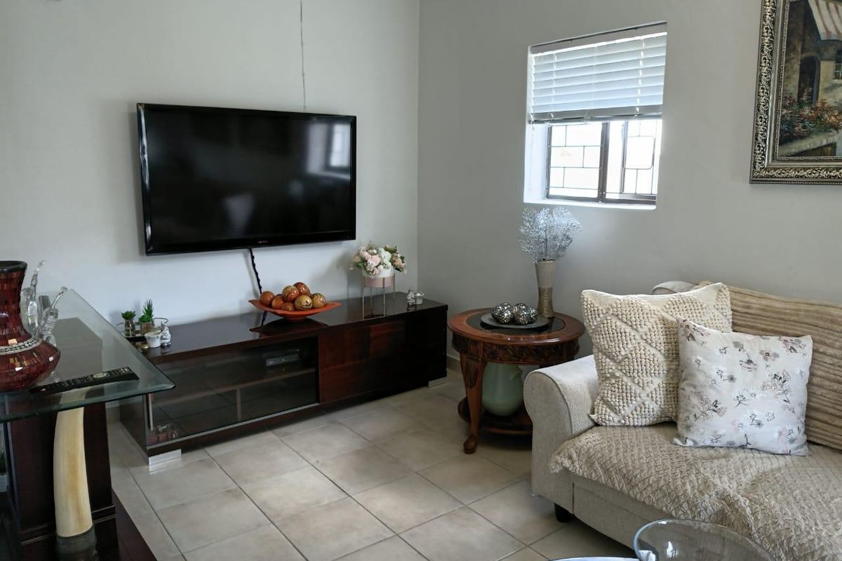 Townhouse For Sale In Port Elizabeth - Photo 3