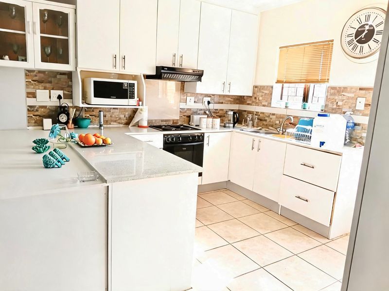 Townhouse For Sale In Port Elizabeth - Photo 8