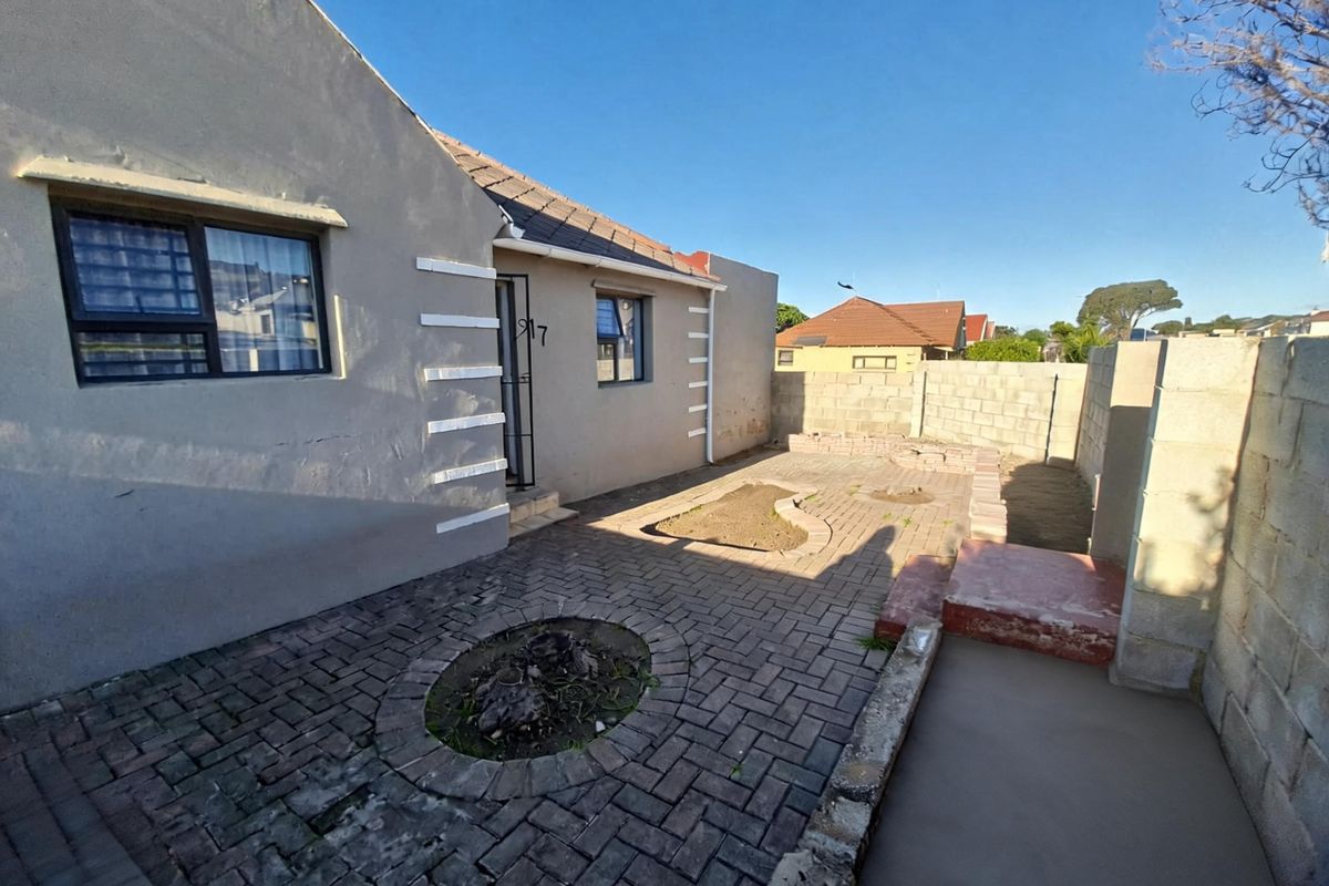 House For Sale In Port Elizabeth - Photo 2