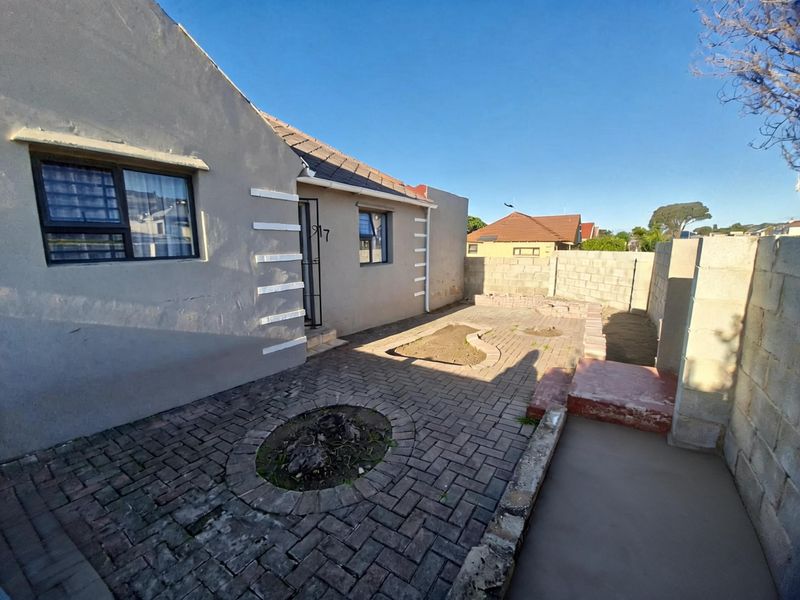 House For Sale In Port Elizabeth - Photo 2