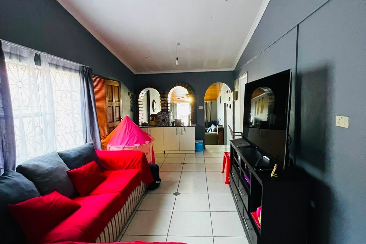 House For Sale In East London - Photo 3