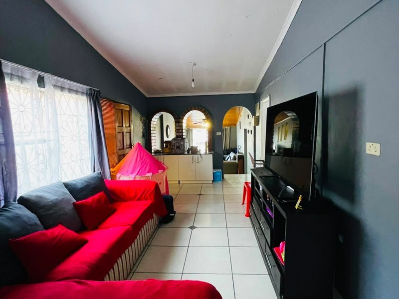 House For Sale In East London - Photo 3