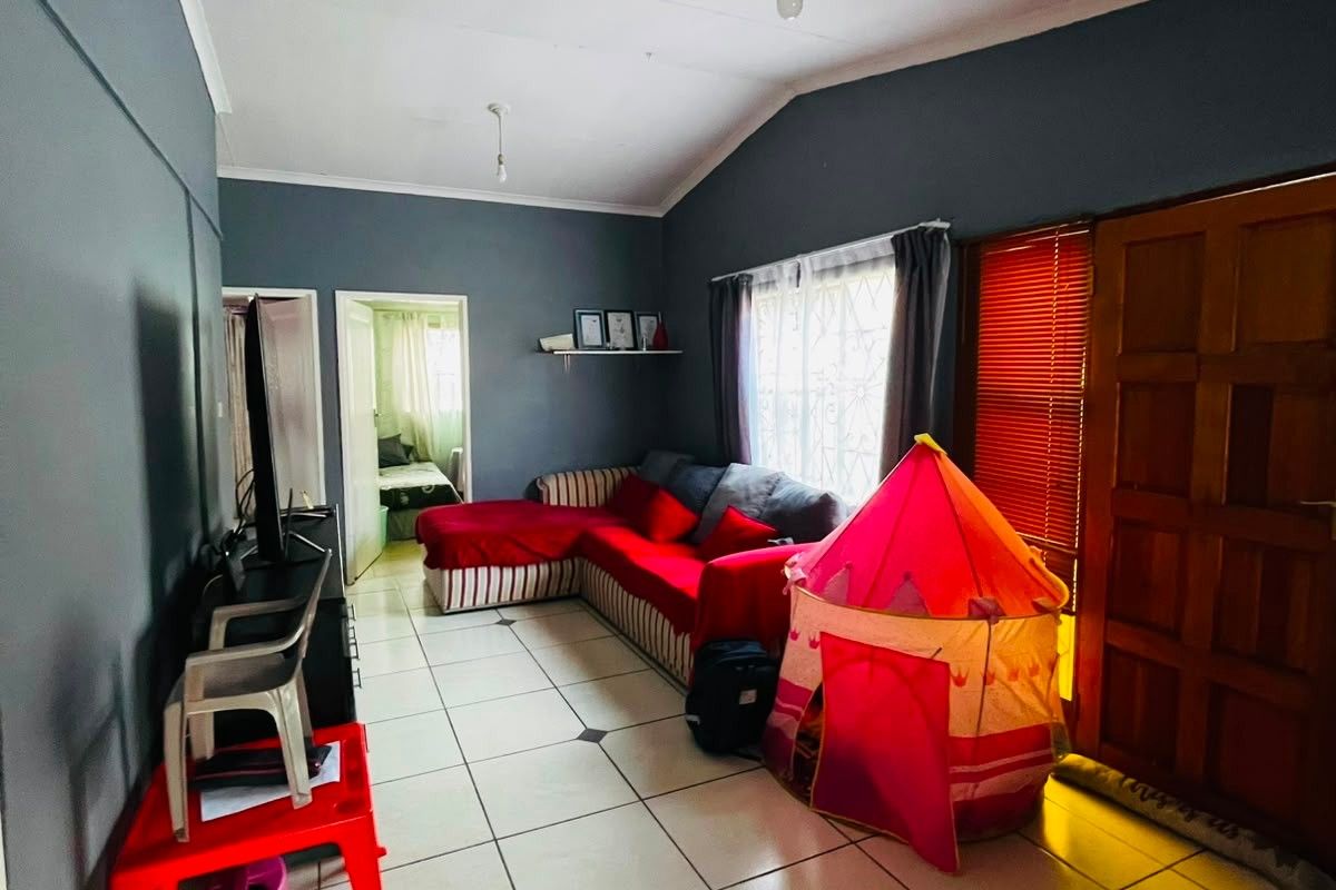 House For Sale In East London - Photo 2