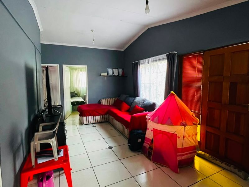 House For Sale In East London - Photo 2
