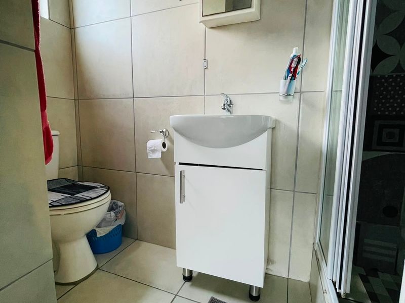 House For Sale In East London - Photo 10